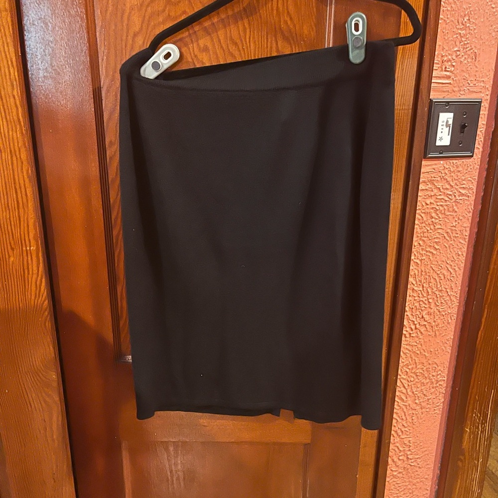 Avenue Black Skirt light knit sweater material